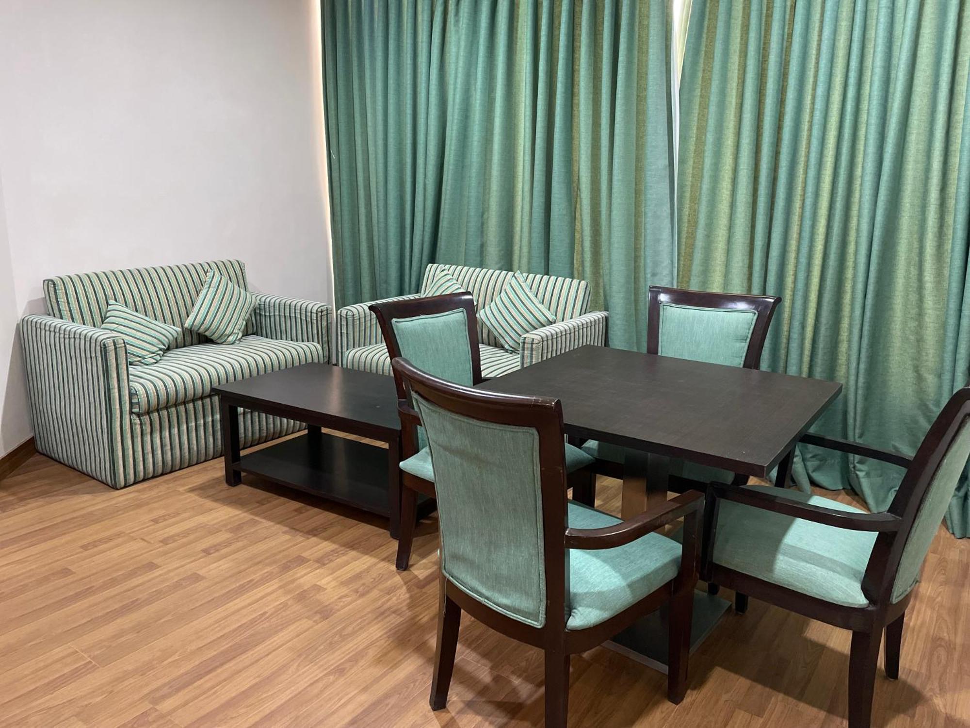 V Retreat Gurgaon Hotel Kültér fotó