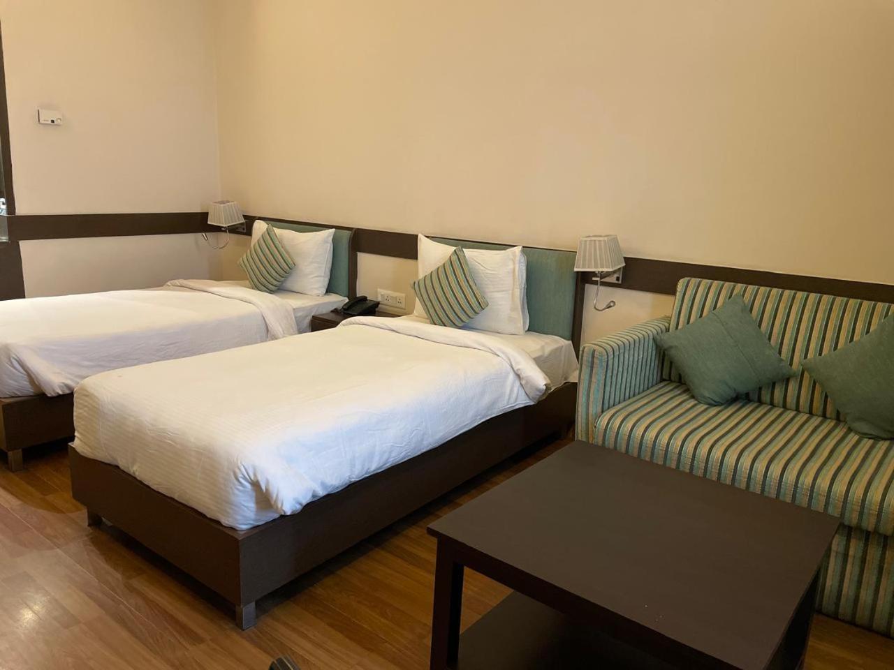 V Retreat Gurgaon Hotel Kültér fotó
